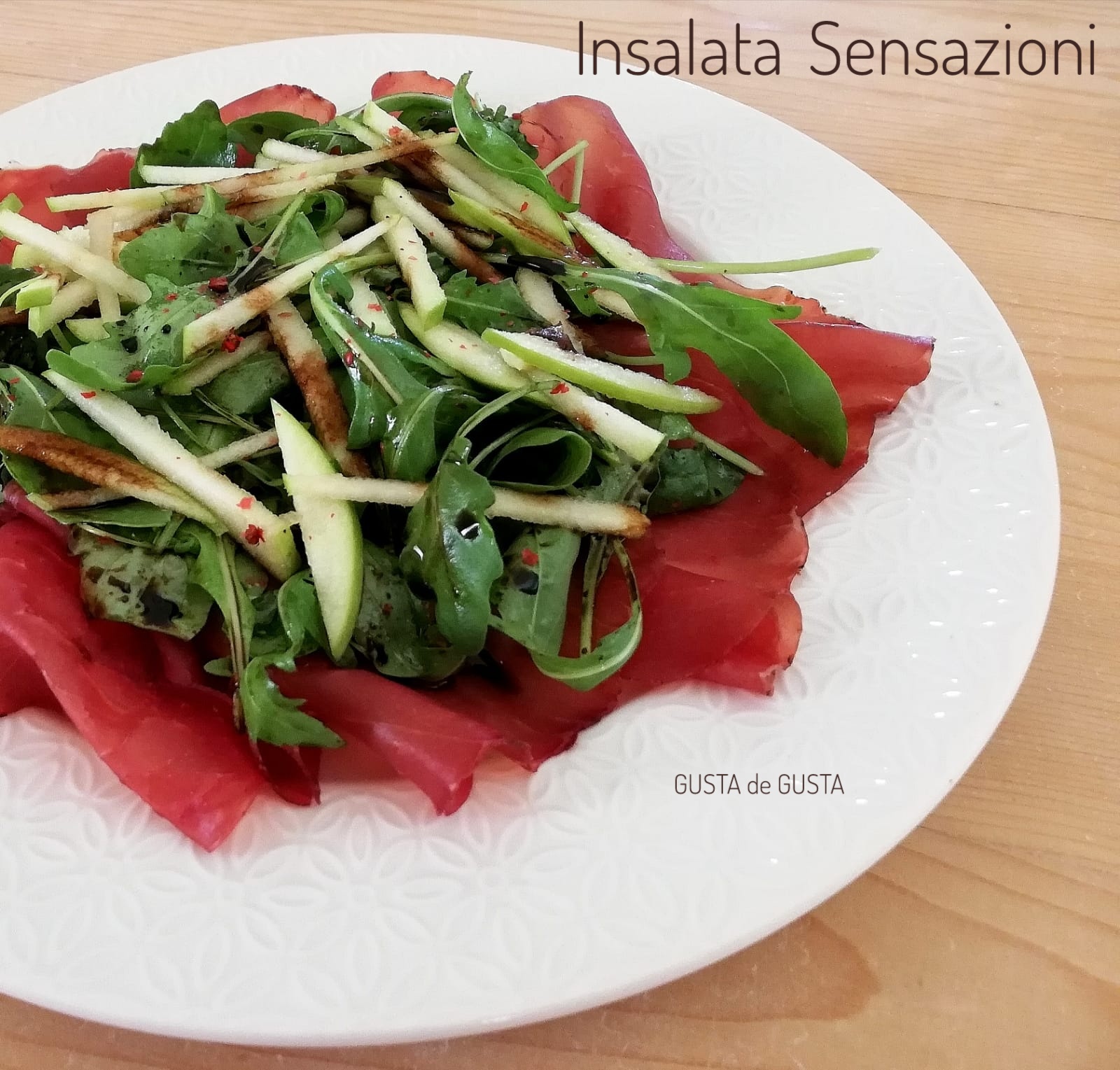 Insalata bresaola rucola e mela verde al pepe rosa
