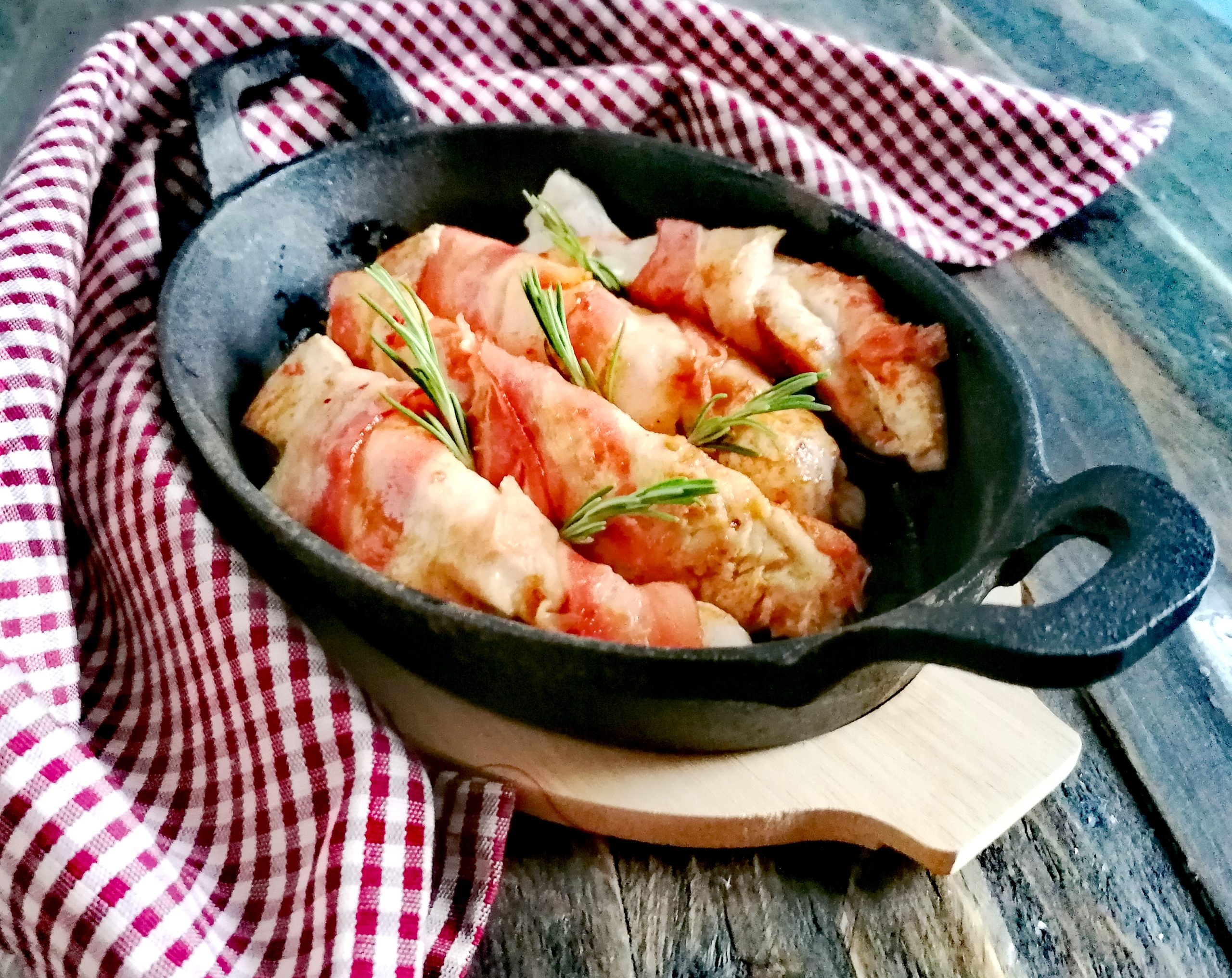 Filetti di pollo alla paprika con pancetta arrotolata