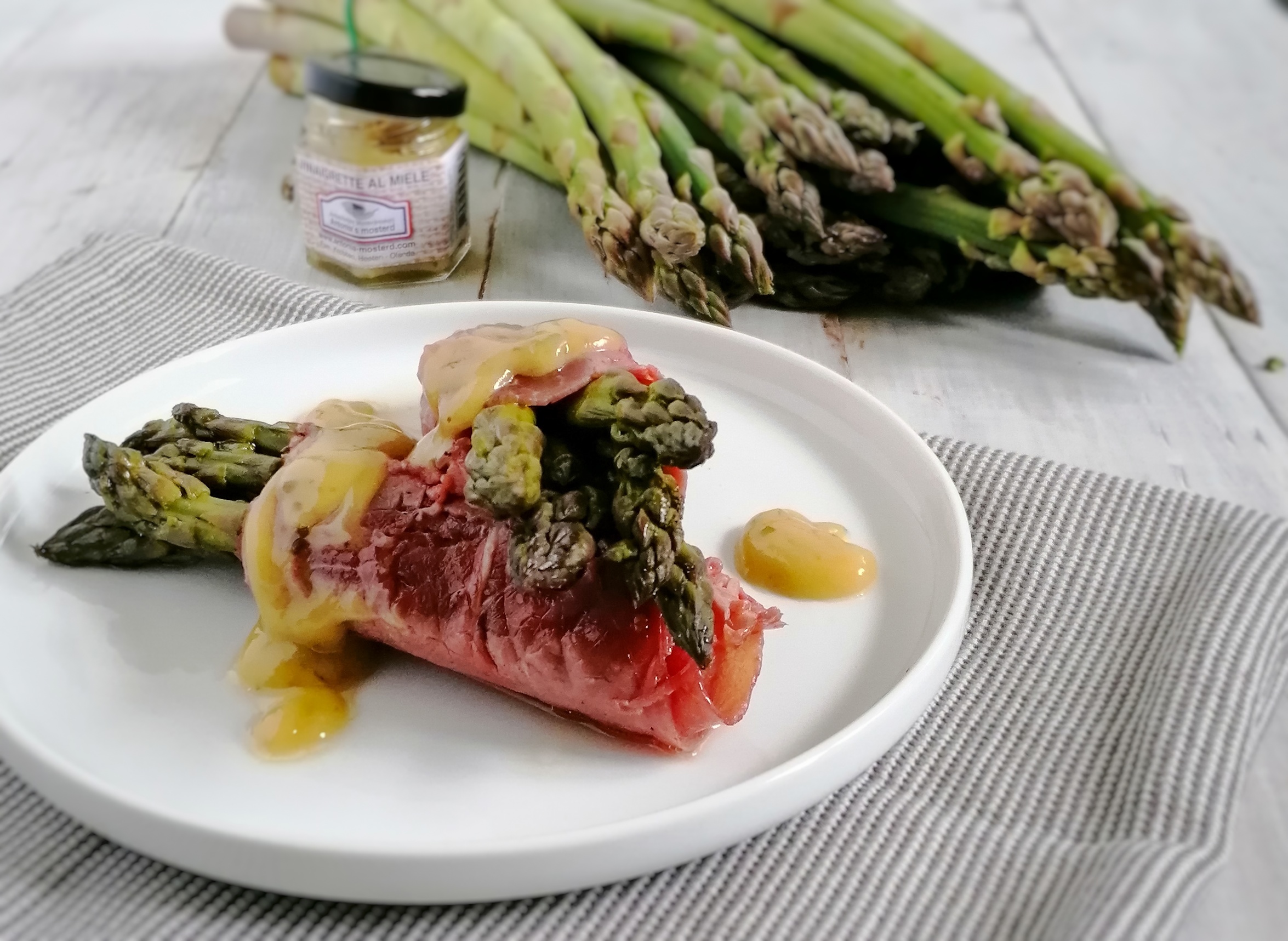 Involtini di asparagi verdi e carne salada scottata